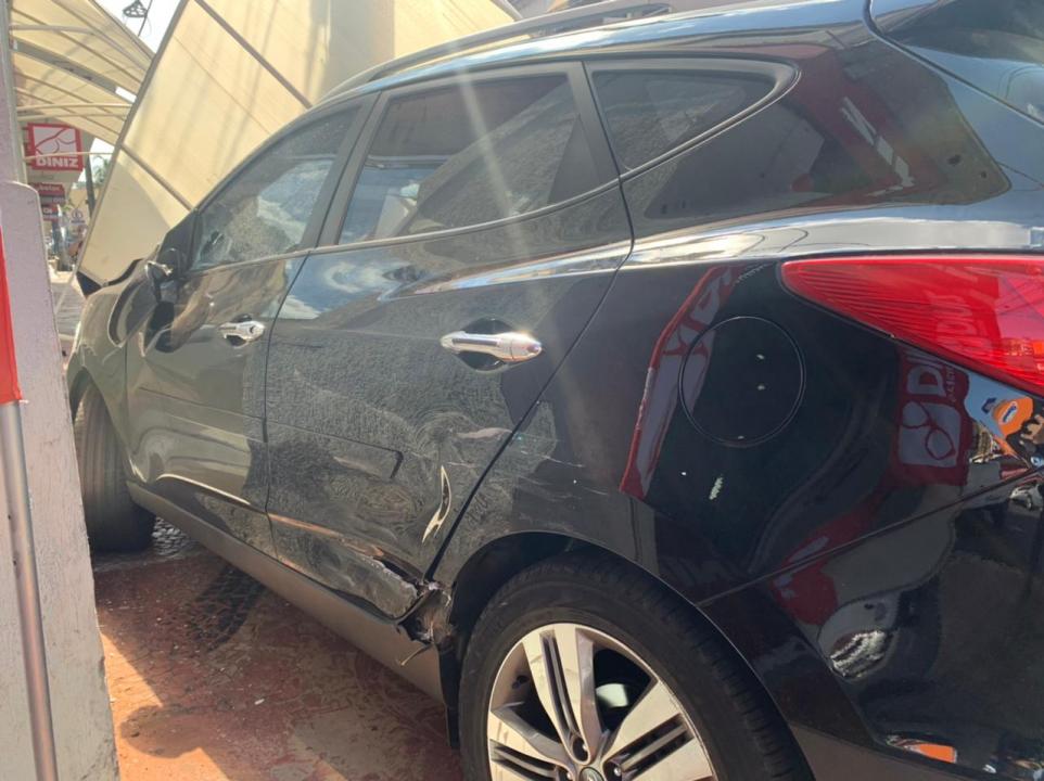 Foto 2 de 8 — Carros batem em cruzamento da Rua 2 e complicam trânsito no Centro